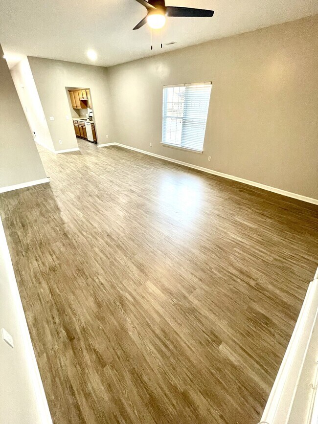 Building Photo - 100 Pineshadow Dr