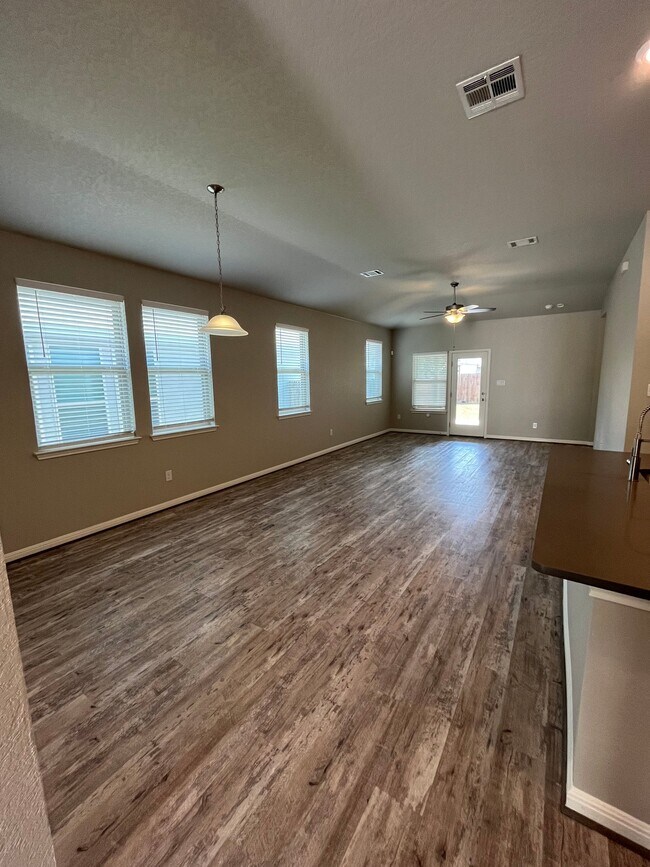 Foto del edificio - 12918 McFadden Wy