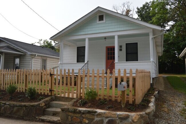 Foto del edificio - West Asheville Bungalow!