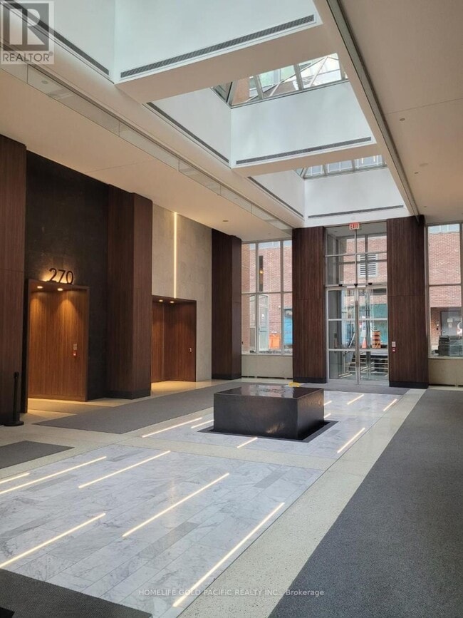 Building Photo - 250 Wellington St W