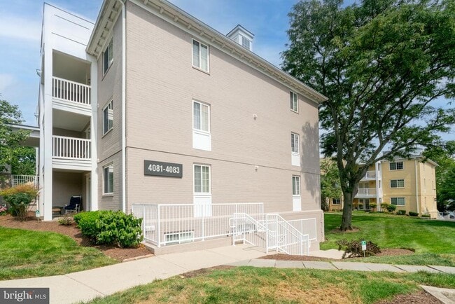 Building Photo - 4083 S Four Mile Run Dr