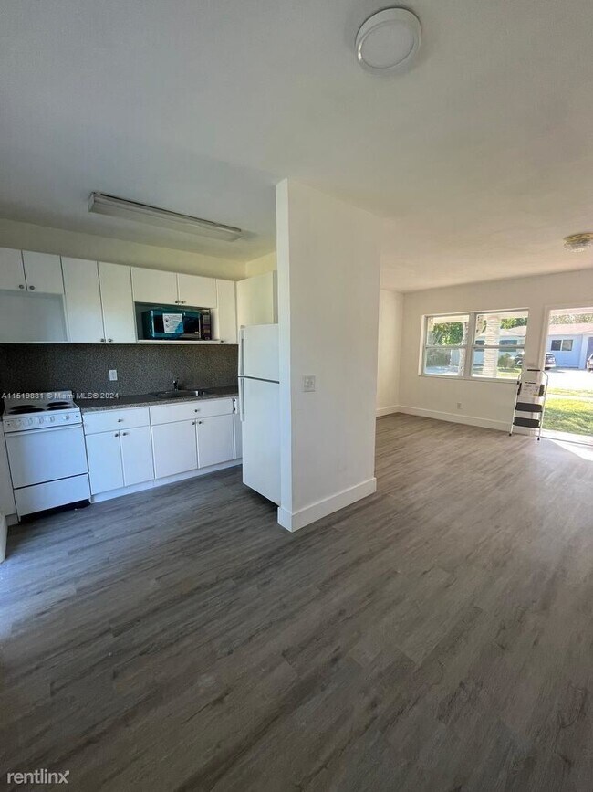 Building Photo - 2 br, 1 bath House - 5825 SW 9th Ter