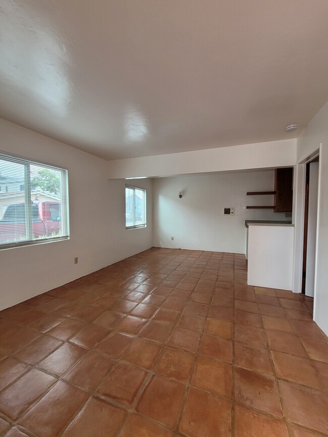 Building Photo - 744 Santa Rita Pl