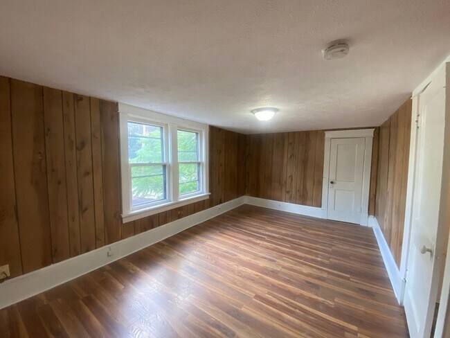 Foto del edificio - Spacious 3-Bed Single-Family Home in Quiet Kenmore Neighborhood