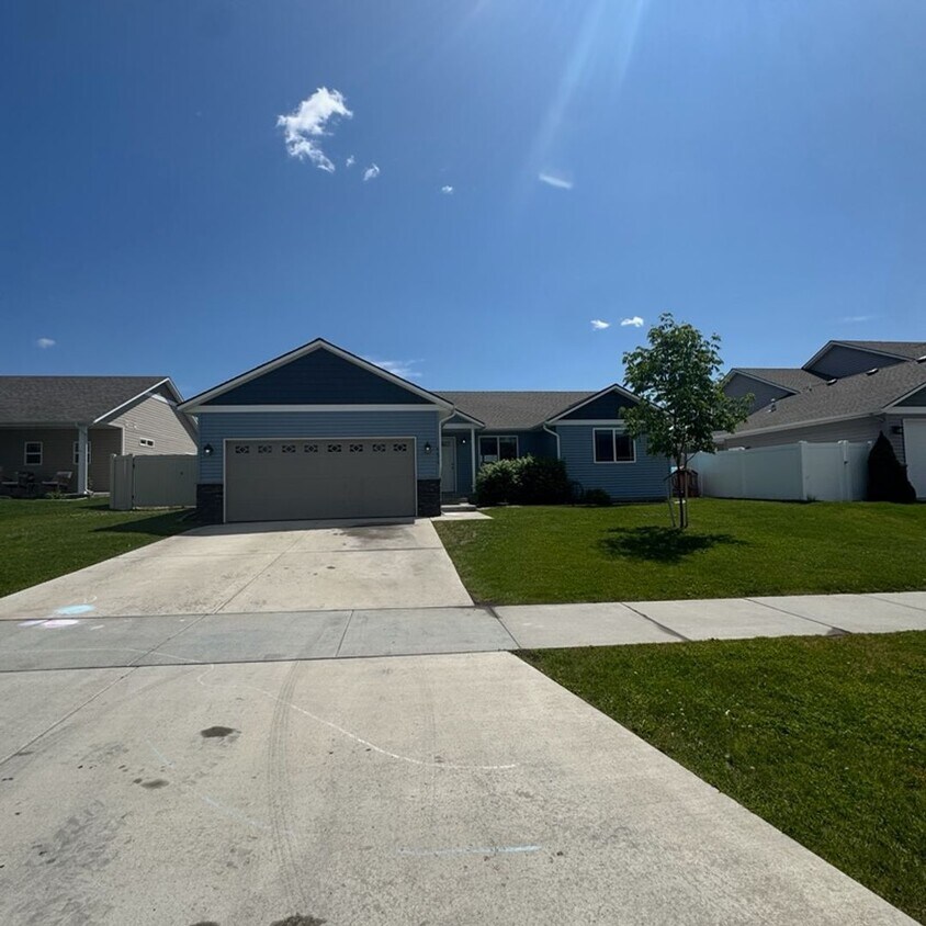 Foto principal - Modern 3 bed 2 bath unit in quiet neighbor...