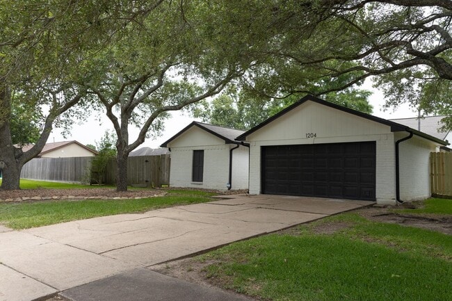 Building Photo - 1204 Osborne Dr