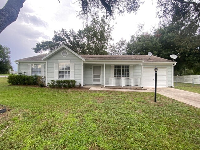 Building Photo - Charming Updated Home with New Appliances, Fenced Yard & Great SE Ocala Location!
