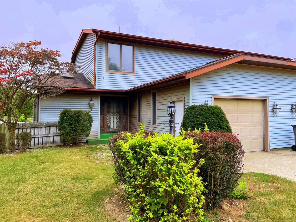 Primary Photo - Country Charm Large 2-Bedroom Duplex in Mi...