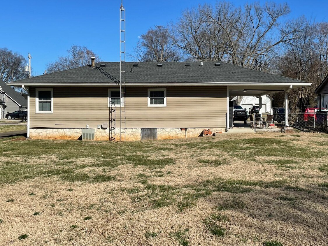 Building Photo - 2 Bed 1 Bath House