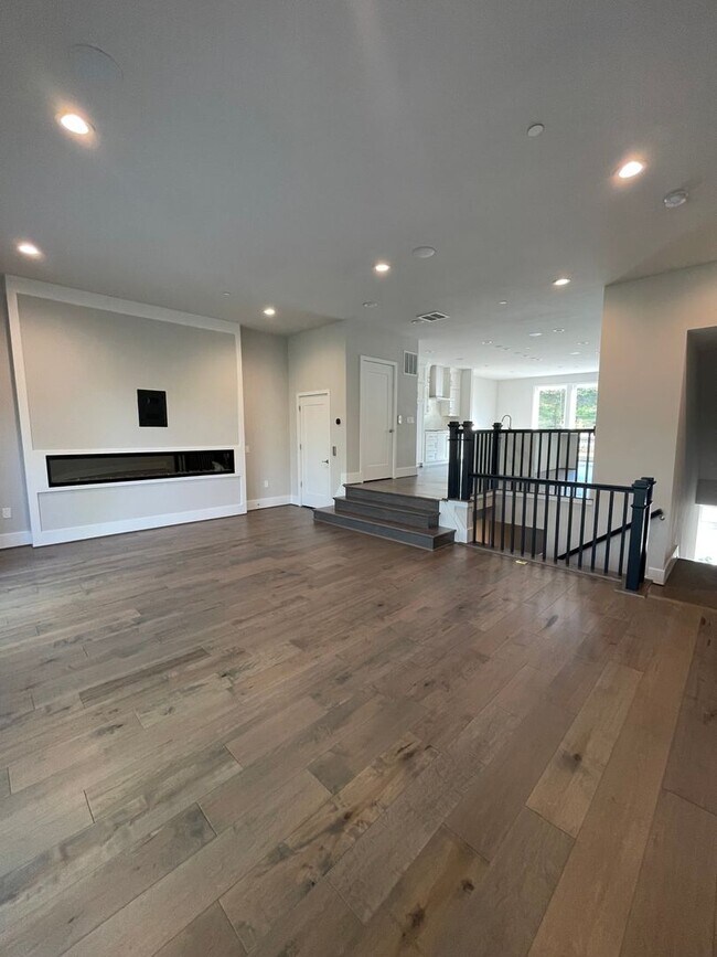 Foto del edificio - BRAND NEW LUXURY TOWNHOUSE IN CHEVY CHASE