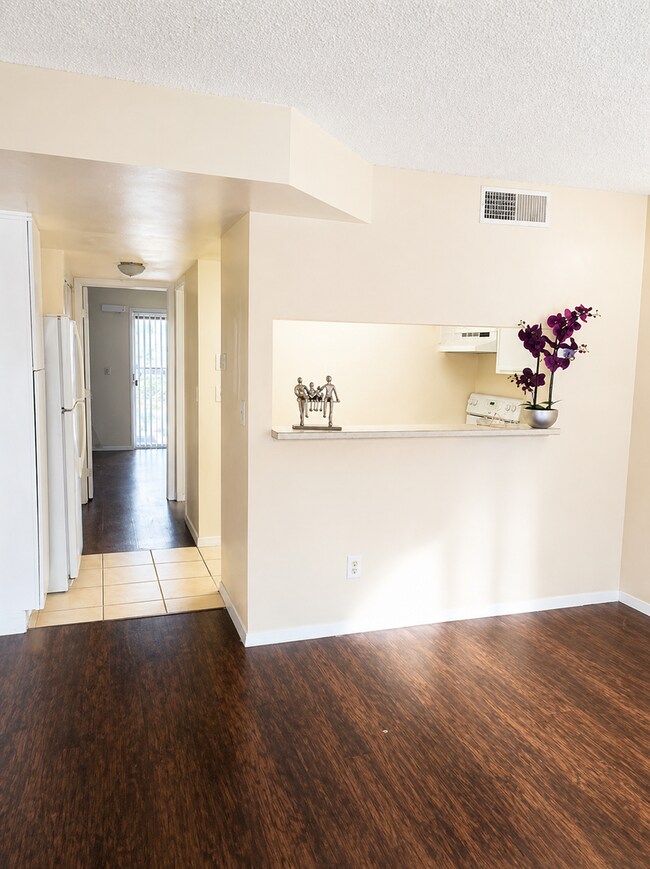 Foto del edificio - Welcome to the Waterside Community Condo — your opportunity to stop renting and start owning in T...