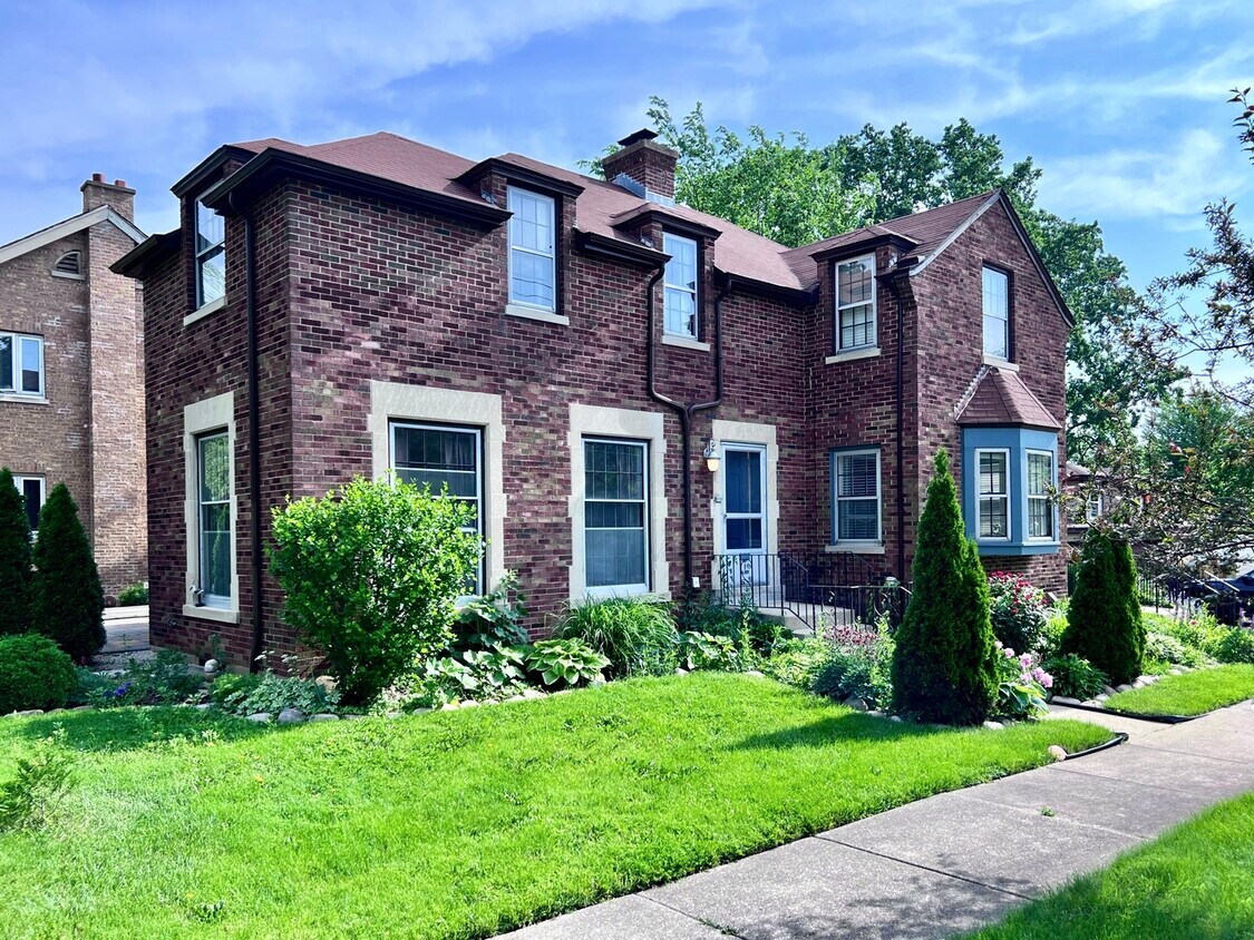 1 E Oak Ave Unit 1, La Grange Park, IL 60526 Condo for Rent in La