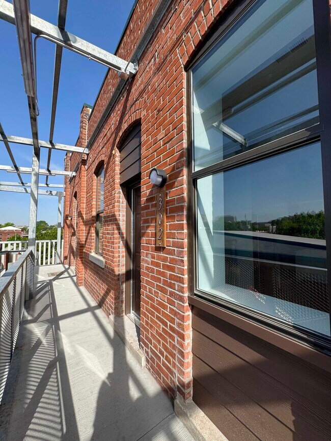 Building Photo - 517 Gillis St