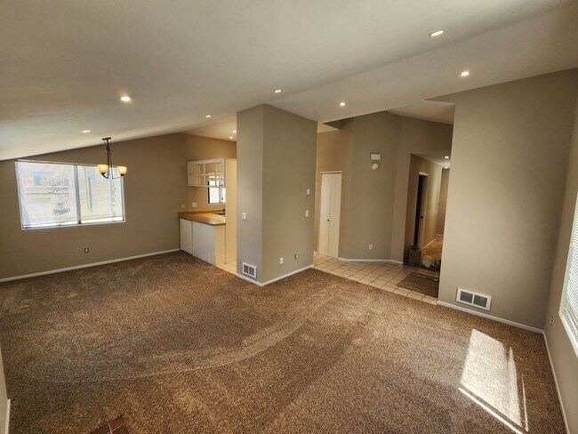 Foto del edificio - 2 Bedroom Condo in UTC with Garage