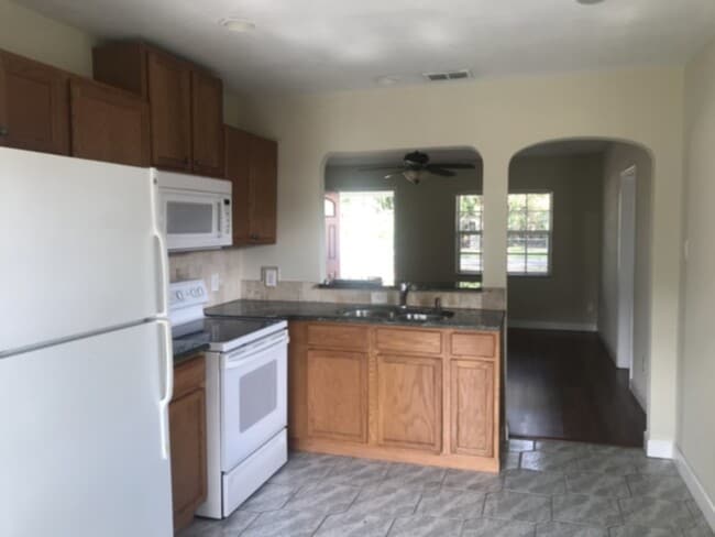 Building Photo - Charming 3 Bedroom, 2 Bathroom Home in the...