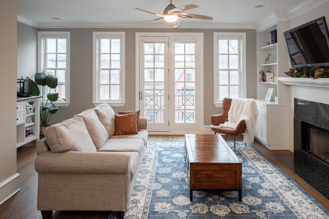Building Photo - 3-Bed Urban Retreat with Fireplace & Granite Touches in Lincoln Park