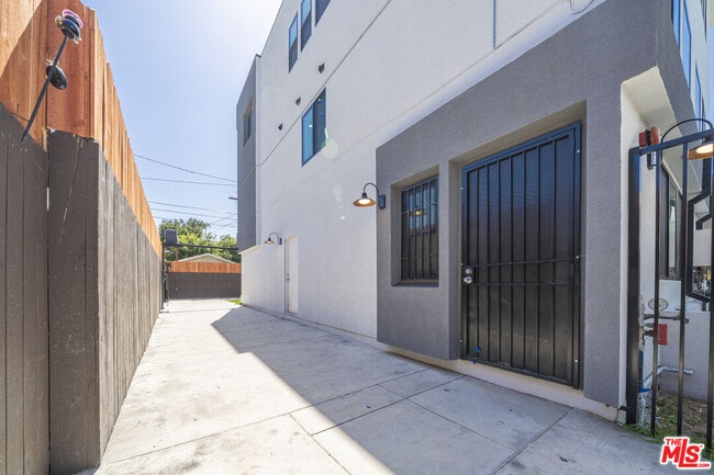 Building Photo - 4110 1/2 Normandie Ave