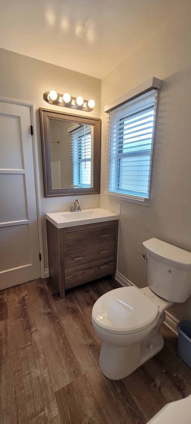 Remodeled bathroom - 5317 Cahuenga Blvd