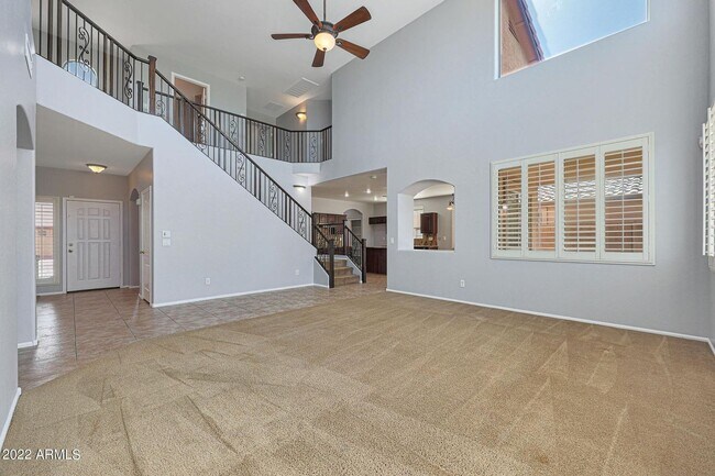 Foto del edificio - Gorgeous 5 Bedroom home with 3 Bathrooms and 3 car garage in Tolleson