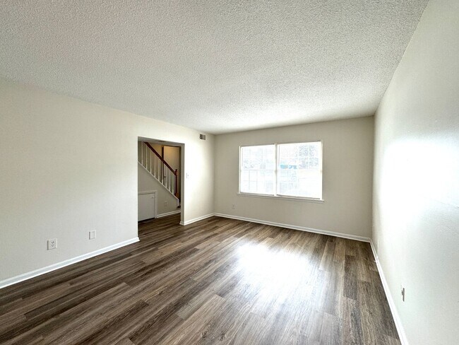 Building Photo - 2 Bedroom ChapelWatch Townhome off of Towe...