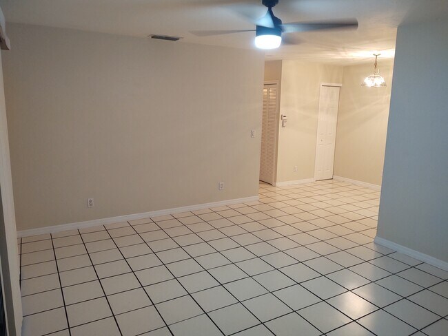 Living room - 3364 Alouette Cir