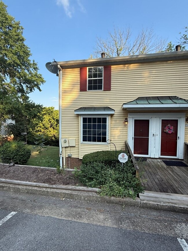 Foto del edificio - 3-Level End-Unit Townhome Near I-24 & Tang...