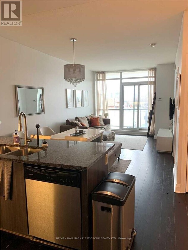 Photo principale - 1185 The Queensway