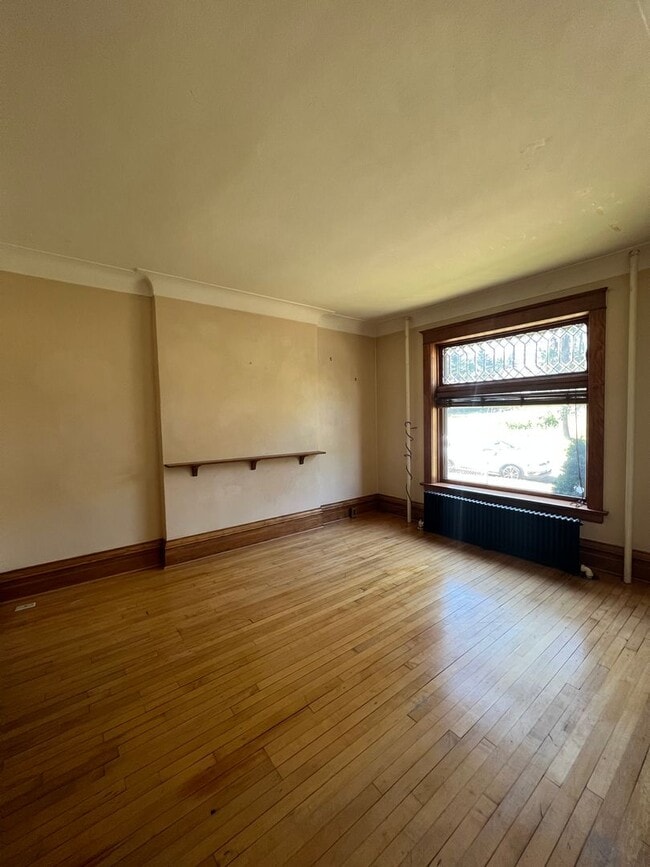 Building Photo - 322-324 E 5th St