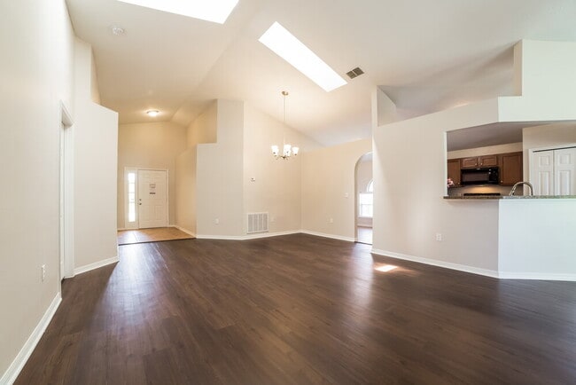 Building Photo - 2372 Queenswood Cir