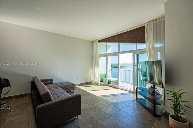 Foto del edificio - 770 NE 69th St