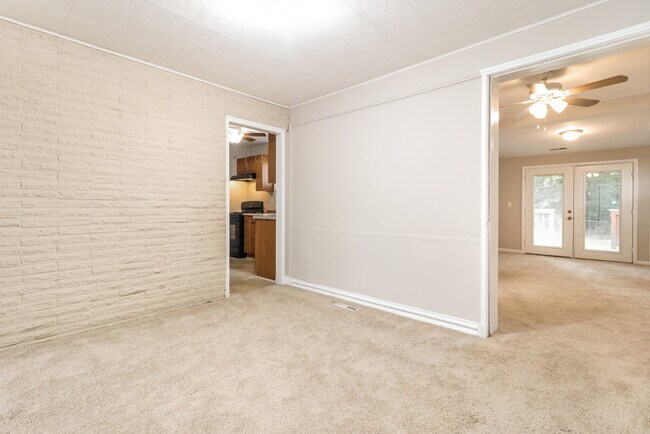 Foto del edificio - 3 Bedroom 1 and a half bath house