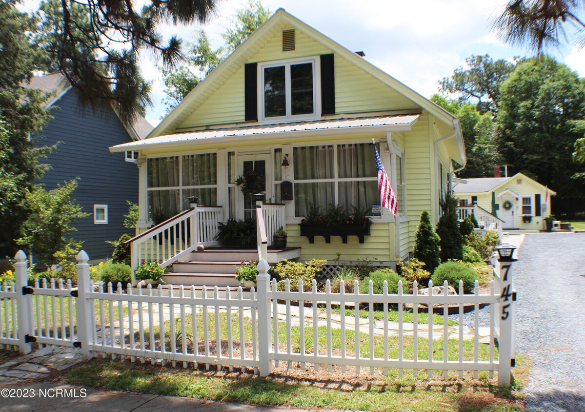 Primary Photo - 745 N May St