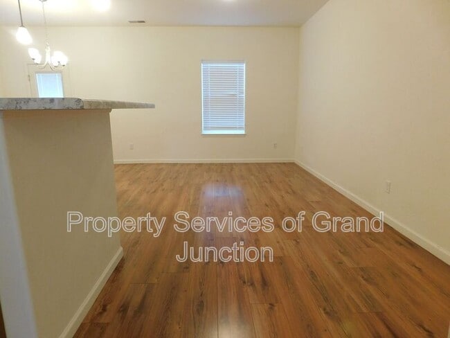Building Photo - 621 Zenith Ln