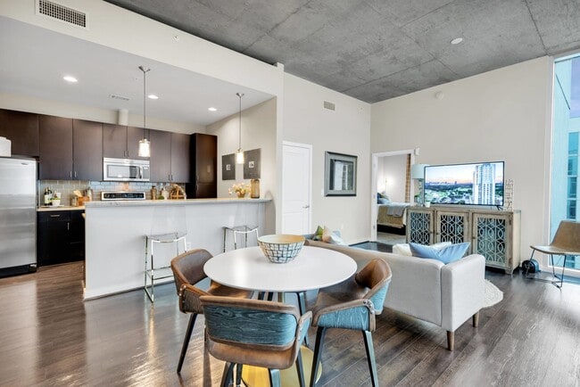 Building Photo - Luxury Meets Location – Prime 1 Bed Near H...