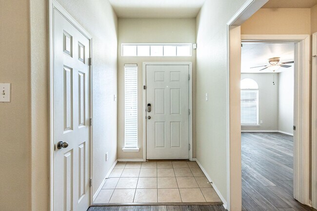 Building Photo - Recently Updated, Large 3/2/2 with Bonus R...