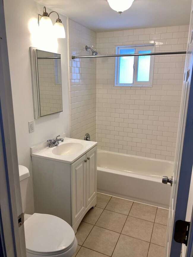 Building Photo - 2 Bed 1 Bath Duplex with Garage, Patio and...