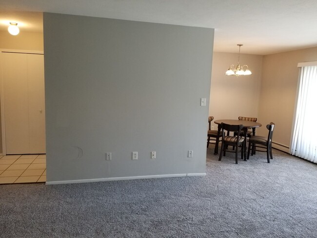 Building Photo - Chagrin Falls condo for rent