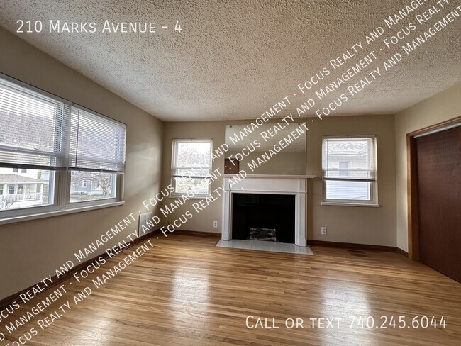 Foto del edificio - 210 Marks Ave