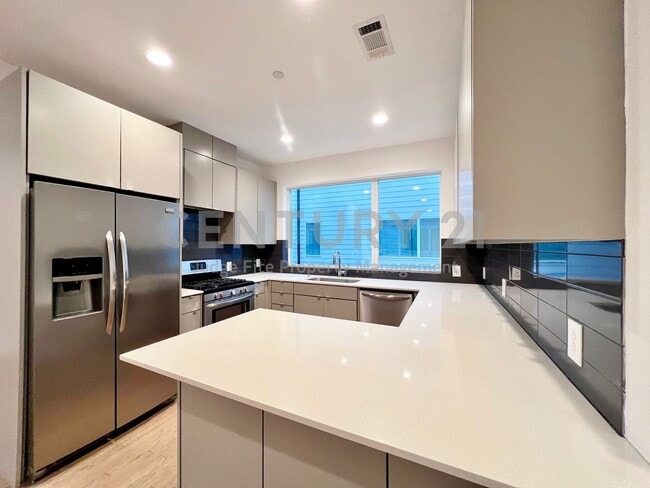 Building Photo - Beautiful 4-Story 2/2.5/2 in GREAT LOCATION For Rent!