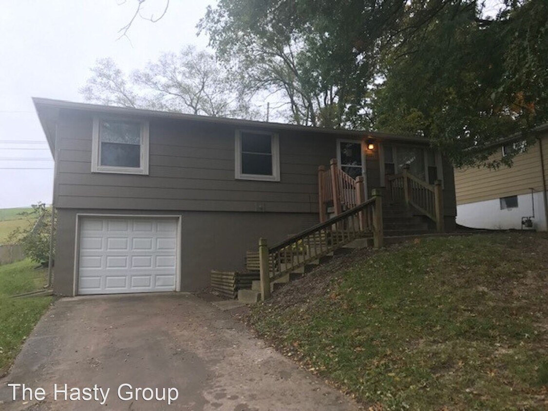Primary Photo - 4 br, 2 bath House - 4021 N Spruce Avenue