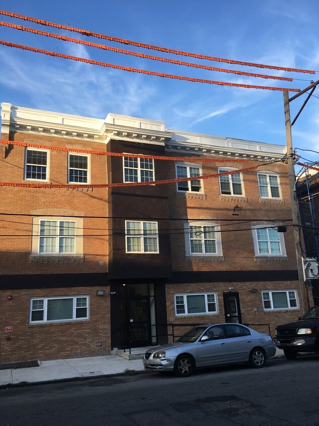 Front - 5949 larchwood ave