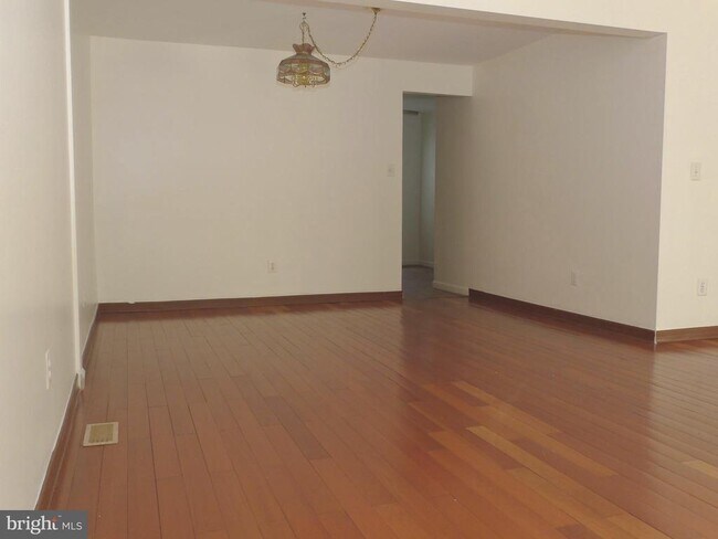 Building Photo - 62 Farnwood Rd