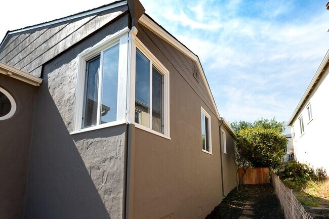 Foto del edificio - Beautiful 3 bed 2 bath newly renovated Kensington view home