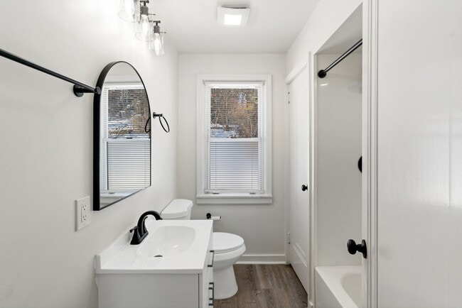 Building Photo - Stunning 4 bedroom home in Brookline available now!