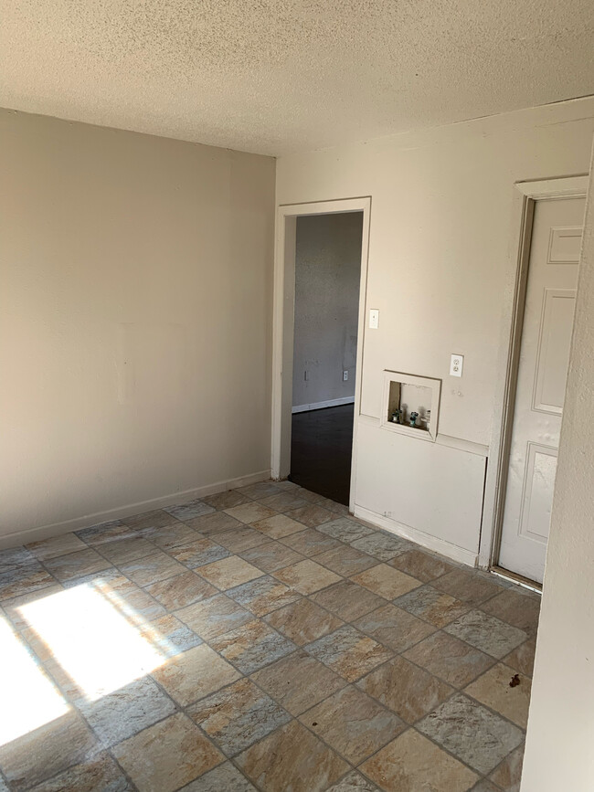 Building Photo - 205 Tanglewood Dr