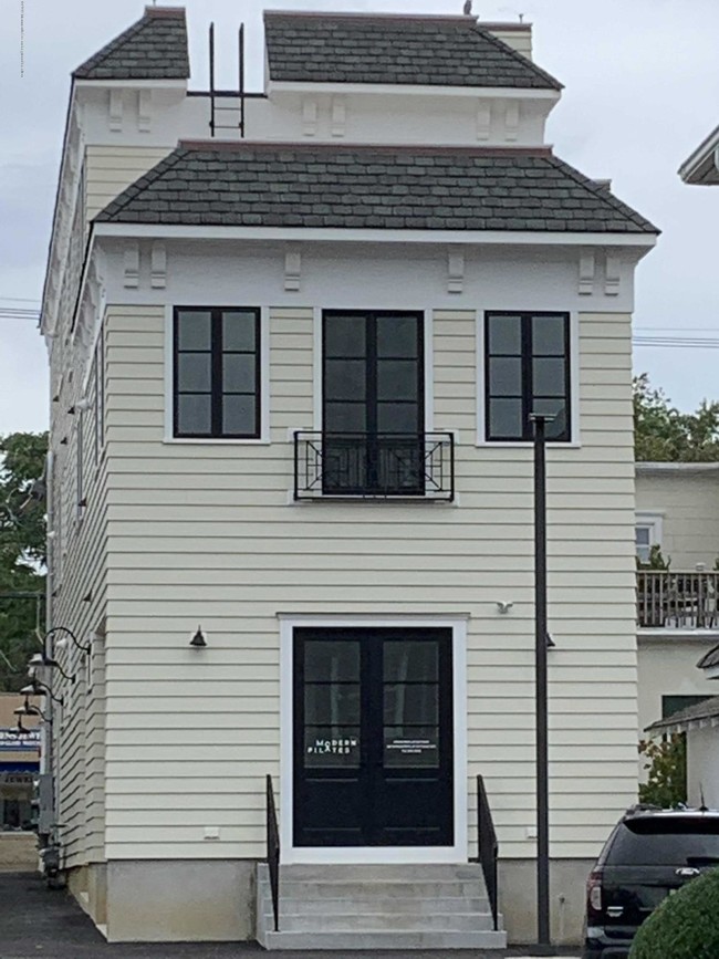Building Photo - 125 Main St