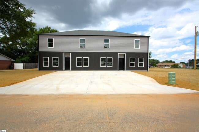 Building Photo - 402 Sierra Rd