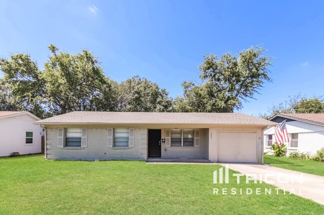 Building Photo - 3221 Edgebrook Dr