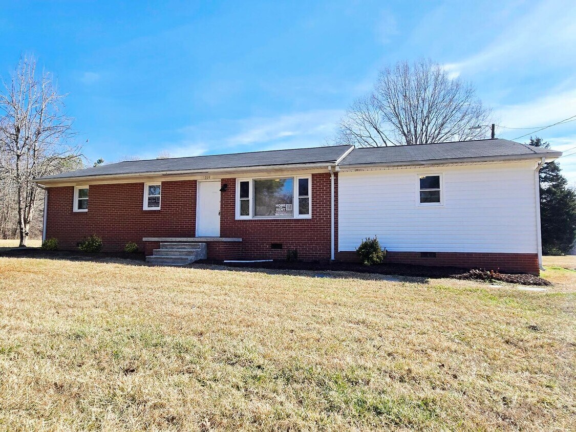 Foto del edificio - 4 bedroom 2 bathroom house close to downtown Gibsonville!