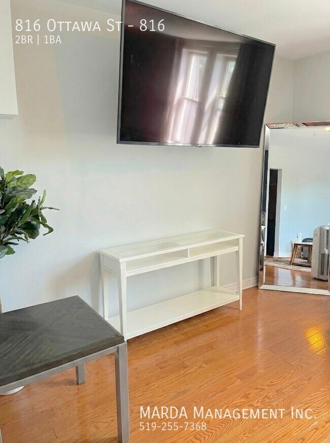 Photo du bâtiment - CHARMING 2 BED/1BATH APT ON OTTAWA + HYDRO & GAS!